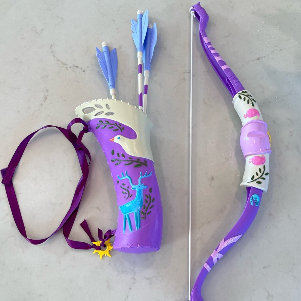 Disney Rapunzel girls toy bow & arrow set New out of Box!